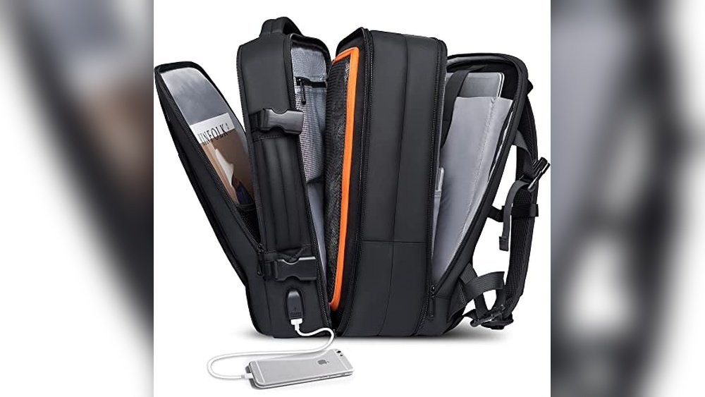 digital nomad backpack.jpg